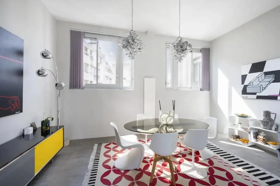 Casa de Férias Charming Parisian Apartment With A Stunning Terrace